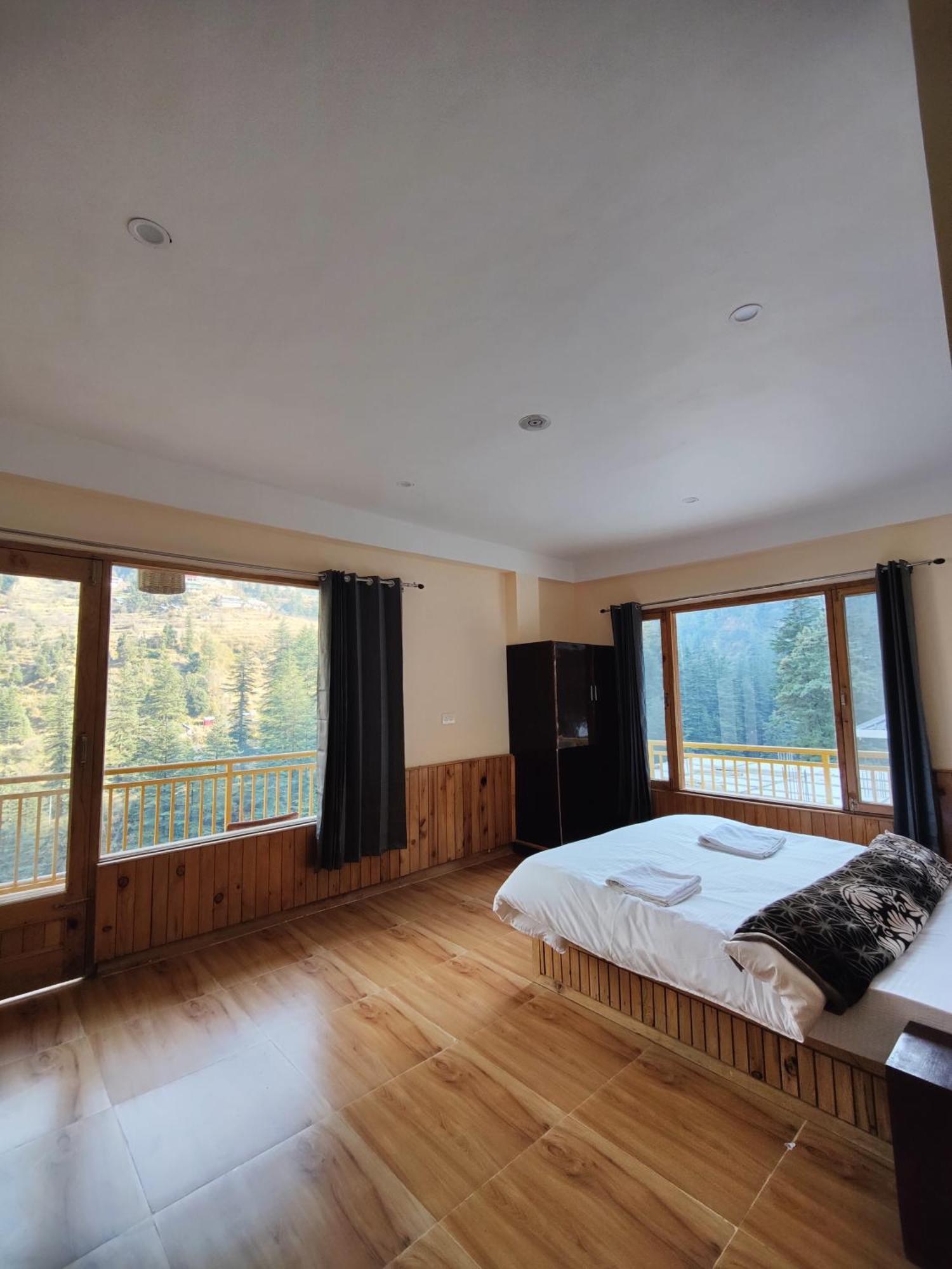 The Woodpecker Inn & Cafe, Jibhi Buitenkant foto