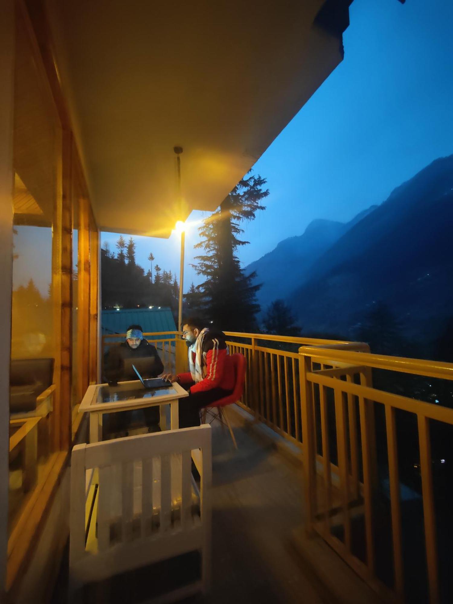 The Woodpecker Inn & Cafe, Jibhi Buitenkant foto